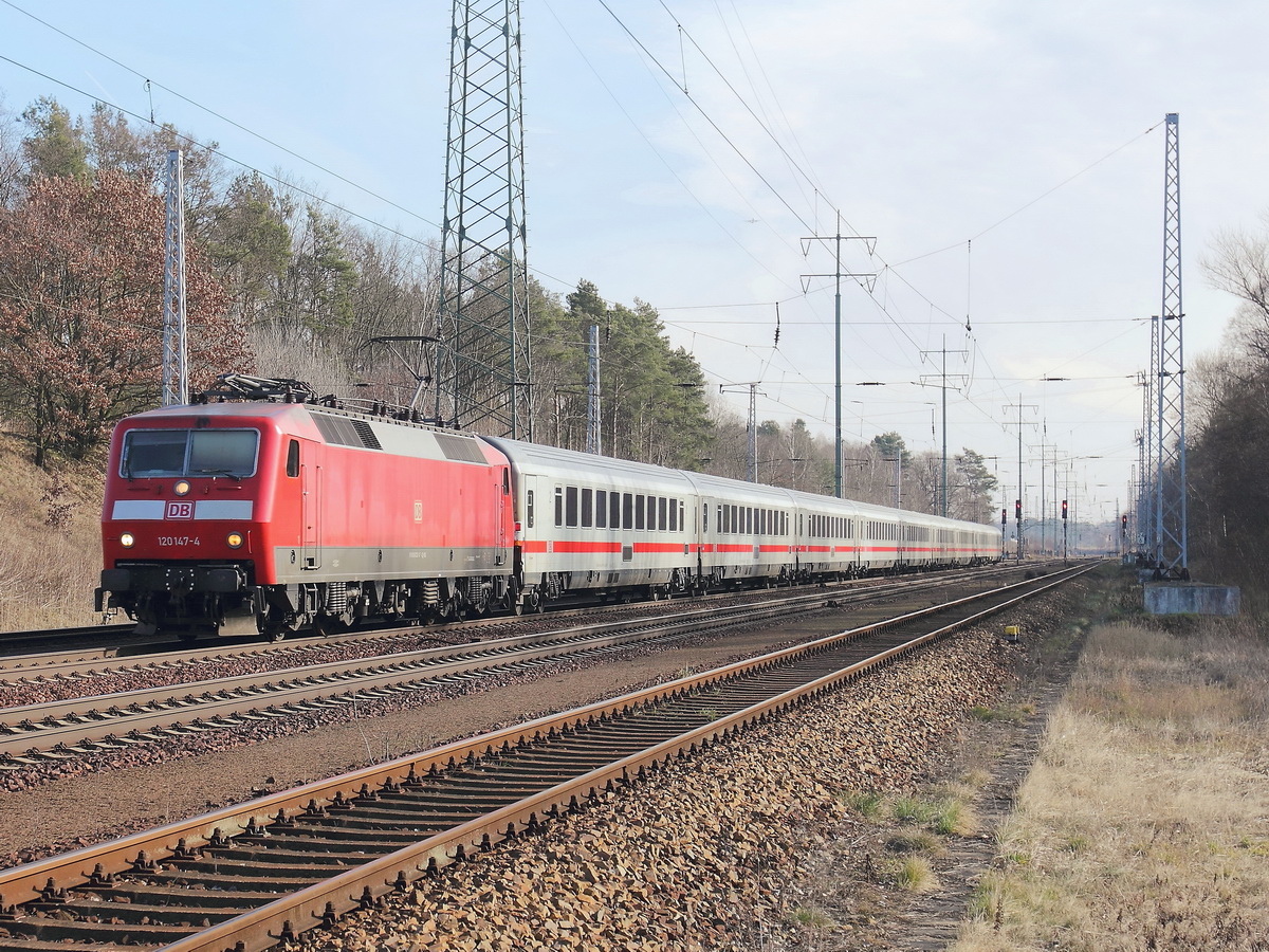 120 147-4 mit einem IC am 08. März 2015  bei km 24.4 auf dem Berliner Außenring bei Diedersdorf.