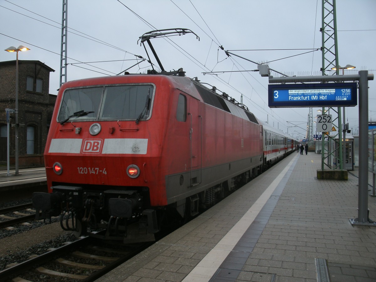 120 147 als Schlußlok im IC 2377 Binz-Frankfurt/Main,am 14.Dezember 2013,beim Halt in Bergen/Rügen.