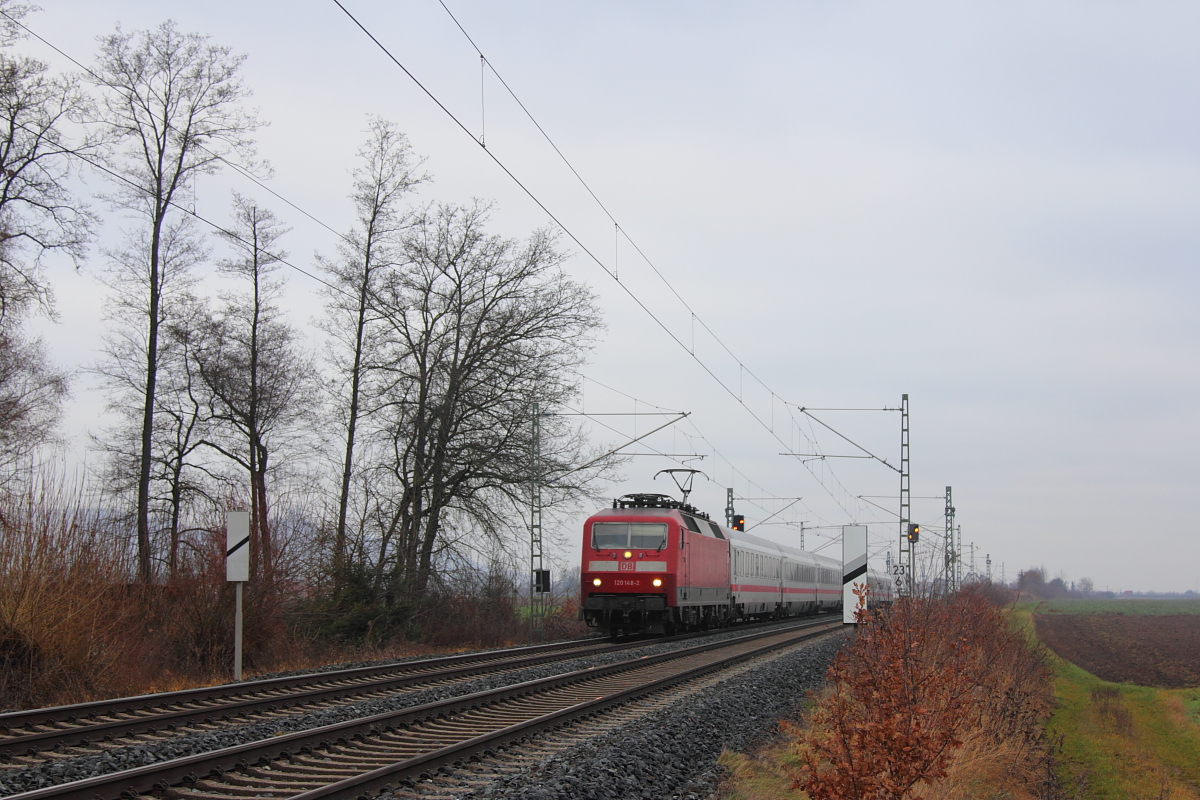 120 148-2 DB bei Bad Staffelstein am 19.12.2016.