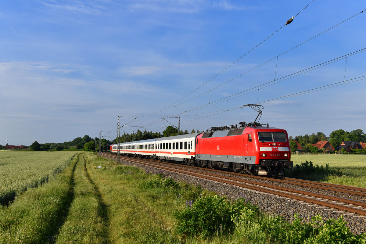 120 148 mit einem Ersatz-ICE am 24.05.2018 bei Rohrsen. 