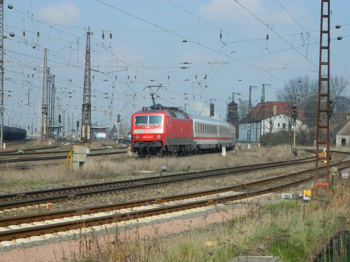 120 148 mit einem IC auf der Durchreise in Großkorbetha am 26.03.2014