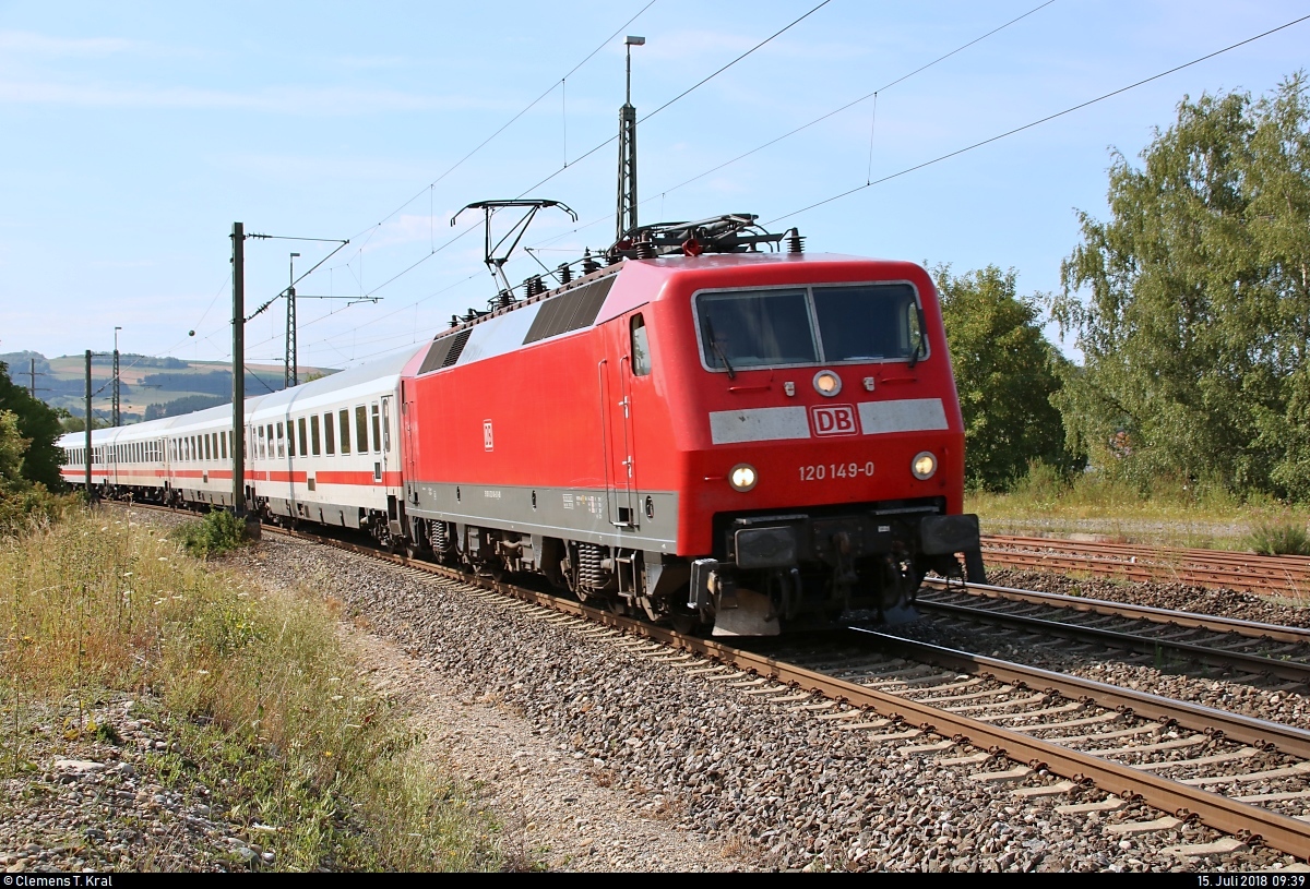 120 149-0 als IC 2004  Schwarzwald  (Linie 35) von Konstanz nach Emden Hbf durchfährt den Bahnhof Welschingen-Neuhausen auf der Bahnstrecke Offenburg–Singen (Schwarzwaldbahn (Baden) | KBS 720).
[15.7.2018 | 9:39 Uhr]