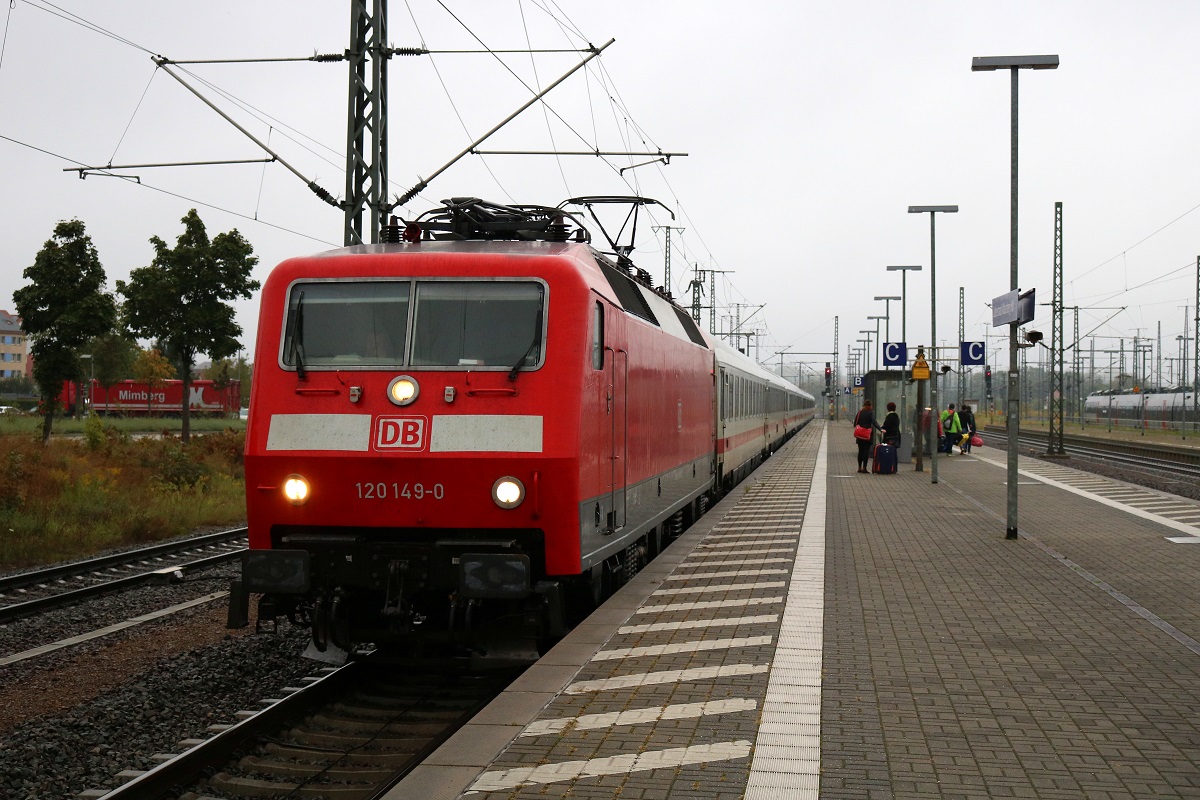 120 149-0 als IC 2355 (Linie 28) von Berlin Gesundbrunnen nach München Hbf erreicht Lutherstadt Wittenberg Hbf auf Gleis 2. [24.9.2017 - 10:12 Uhr]