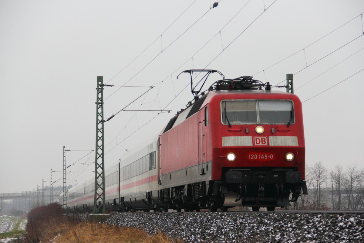 120 149-0 DB mit dem IC 1005 bei Reundorf am 07.01.2015.