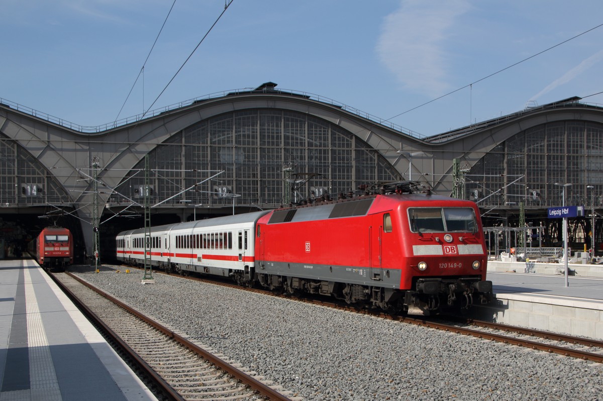 120 149-0 mit einem IC (wohl als ICE-Ersatz) in Richtung Hamburg in Leipzig Hbf. Fotografiert am 22.07.2015. 