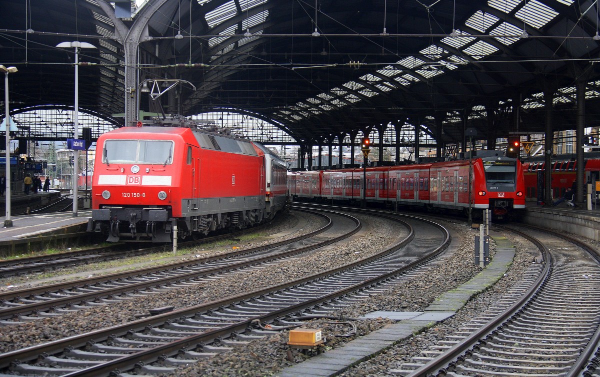 120 150-0 DB mit dem IC 2404 von Aachen-Hbf nach Stralsund-Hbf.
Aufgenommen vom Bahnsteig 2  vom Aachen-Hbf.
Bei Regenwolken am Mittag vom 5.2.2016.
