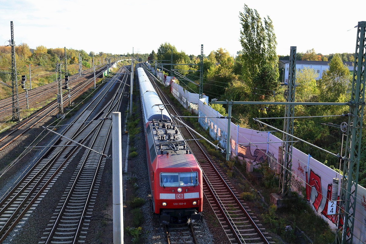 120 150-8 als IC 1969 (Linie 50 MDV) von Düsseldorf Hbf nach Berlin Hbf (tief) passiert den Abzweig Thüringen (At) und wartet langsam rollend auf Einfahrt in Halle(Saale)Hbf. Aufgenommen von der Brücke Dieselstraße in Halle (Saale). [3.10.2017 | 17:09 Uhr]