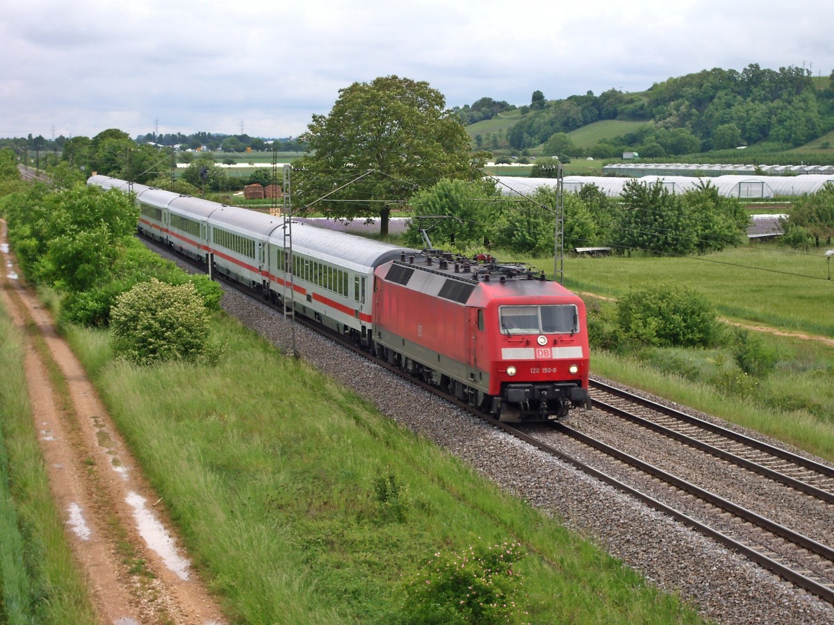 120 150-8 mit dem PbZ 2459 von Kalrsruhe nach Basel am Vormittag des 12.05.11 bei H�gelheim.