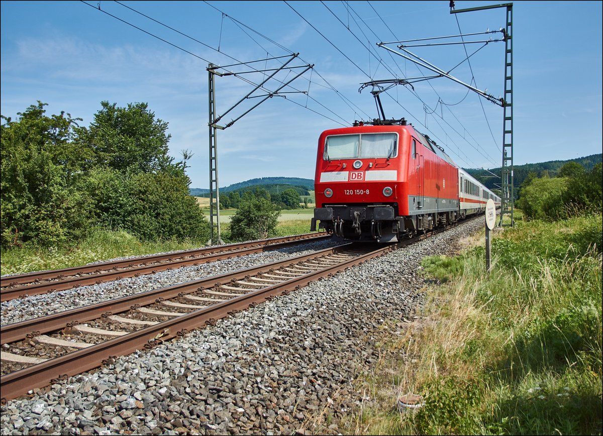 120 150-8 schiebt einen IC in Richtung Leipzig/Hbf.gesehen am 21.06.2017 bei Stockheim.