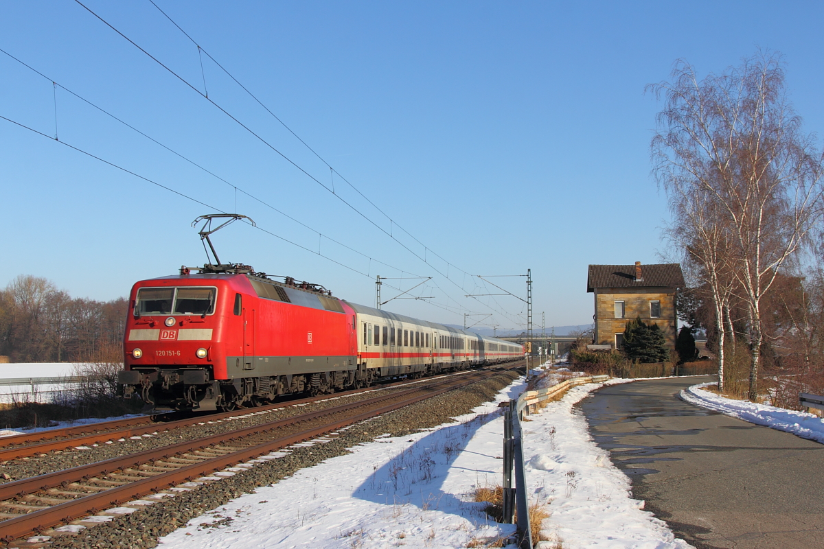 120 151-6 DB bei Oberlangenstadt am 27.01.2017.
