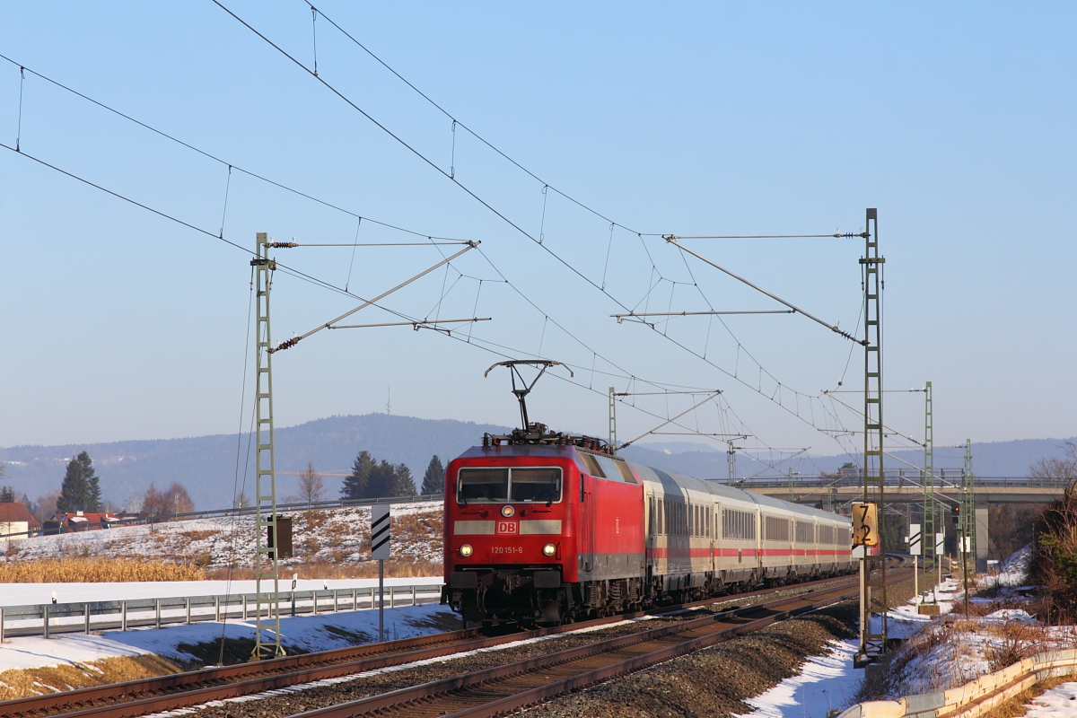 120 151-6 DB bei Oberlangenstadt am 27.01.2017.