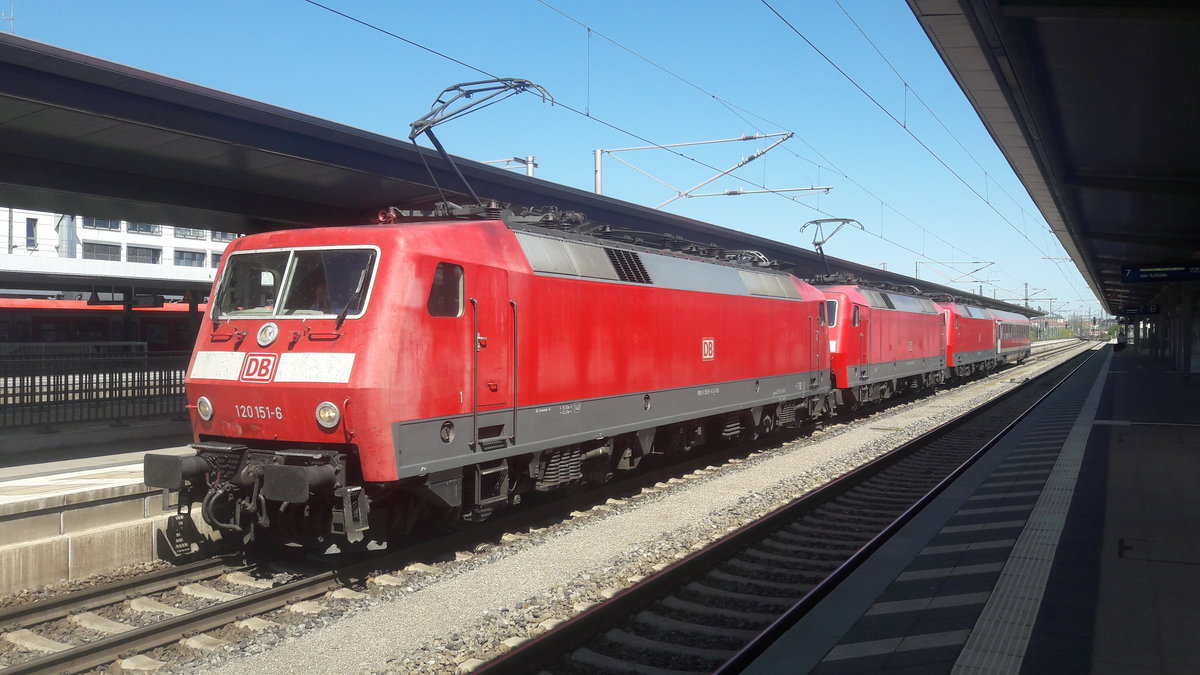 120 151-6 führte am 19.04.2019 den PbZ nach München an. Hier bei der Durchfahrt durch den Münchener Ostbahnhof.