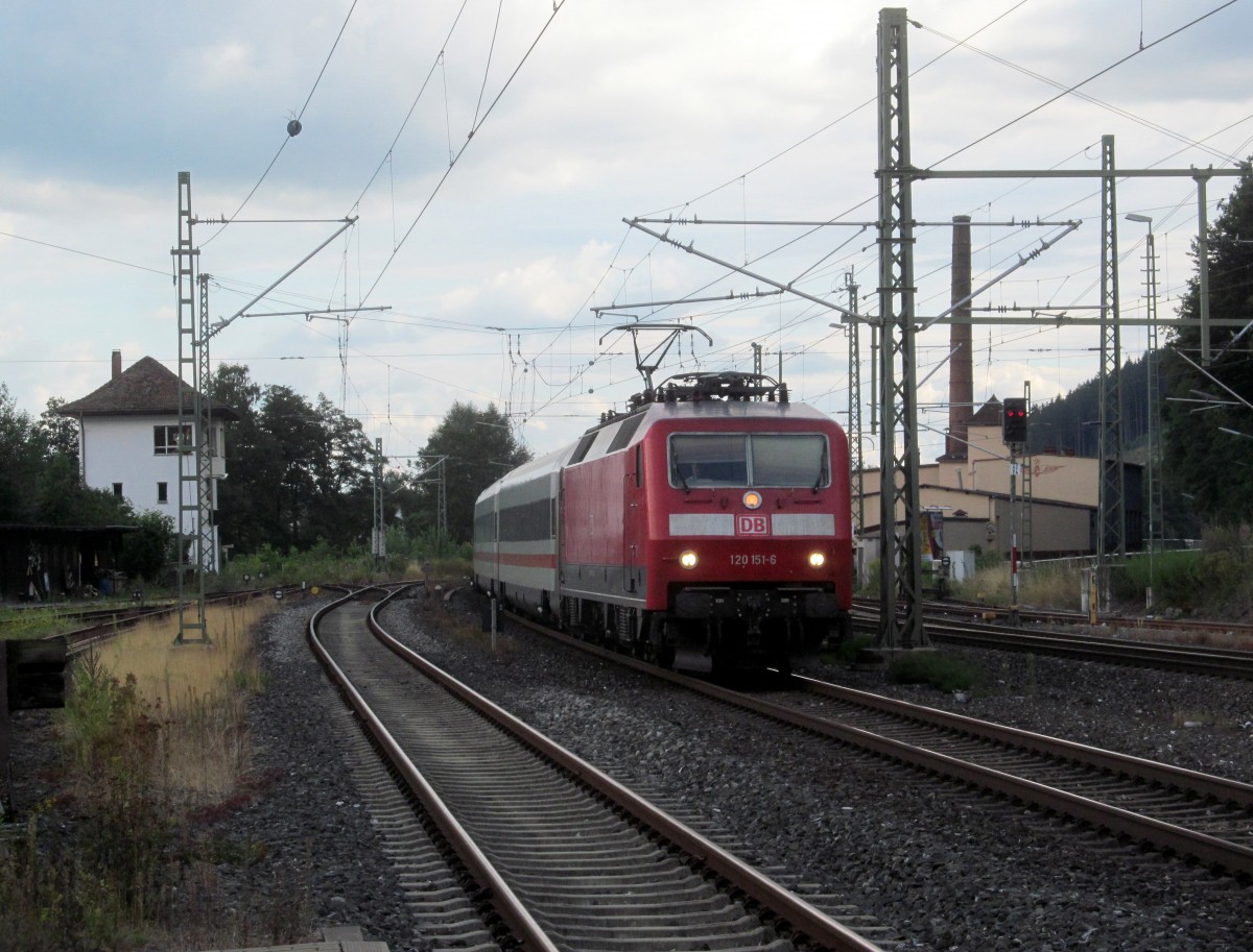 120 151-6 zieht am 03. August 2014 den ICE 1104 durch Kronach in Richtung Saalfeld.