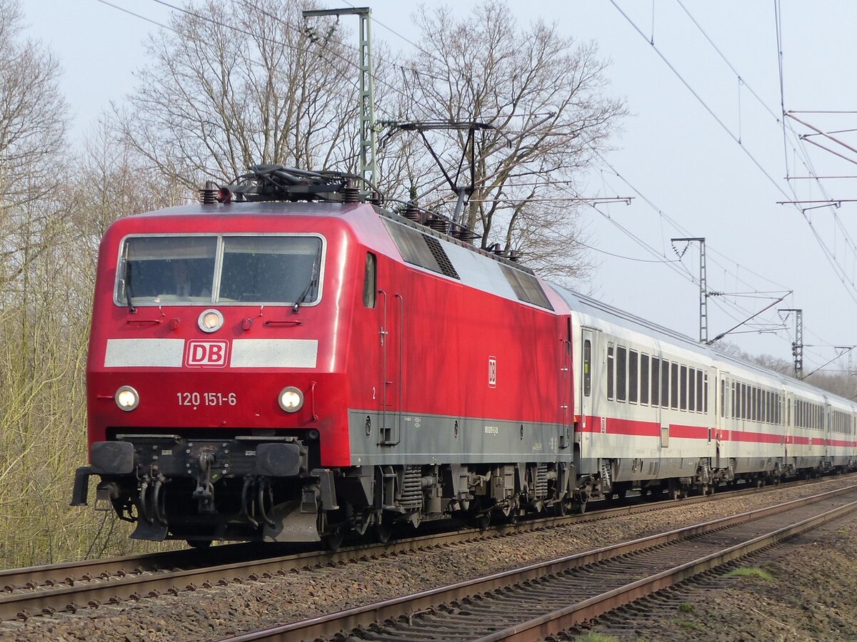 120 151 (ehem. ZDF-Lok) mit IC Berlin - Amsterdam in Rheine=Bentlage, 10.04.15