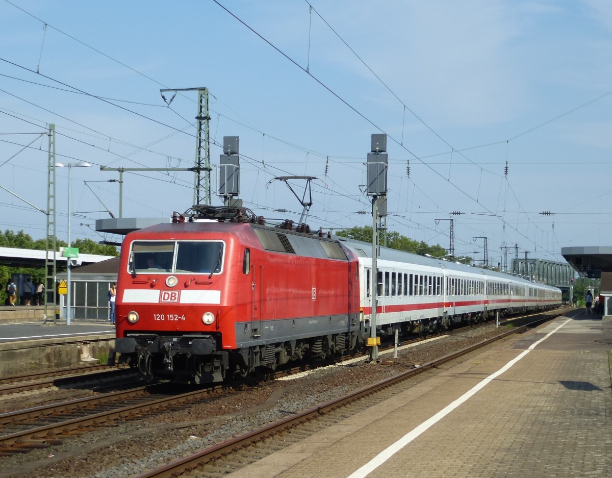 120 152-4 durchfhrt hier am 21.08.2013, mit einem IC, Kln Messe/Desutz in Richtung Hohenzollernbrcke.
