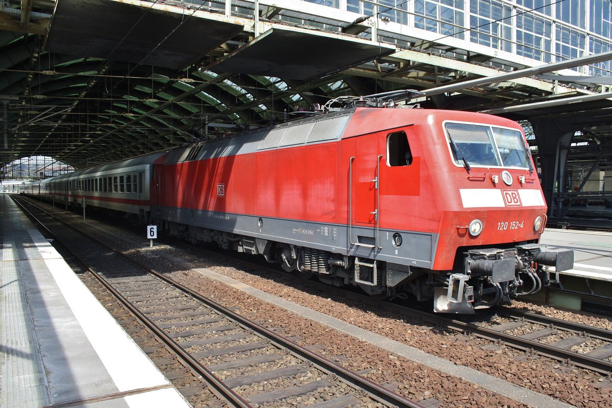 120 152-4 steht am 28.5.2017 mit dem IC2343 von	Münster(Westf) Hauptbahnhof im Berliner Ostbahnhof.