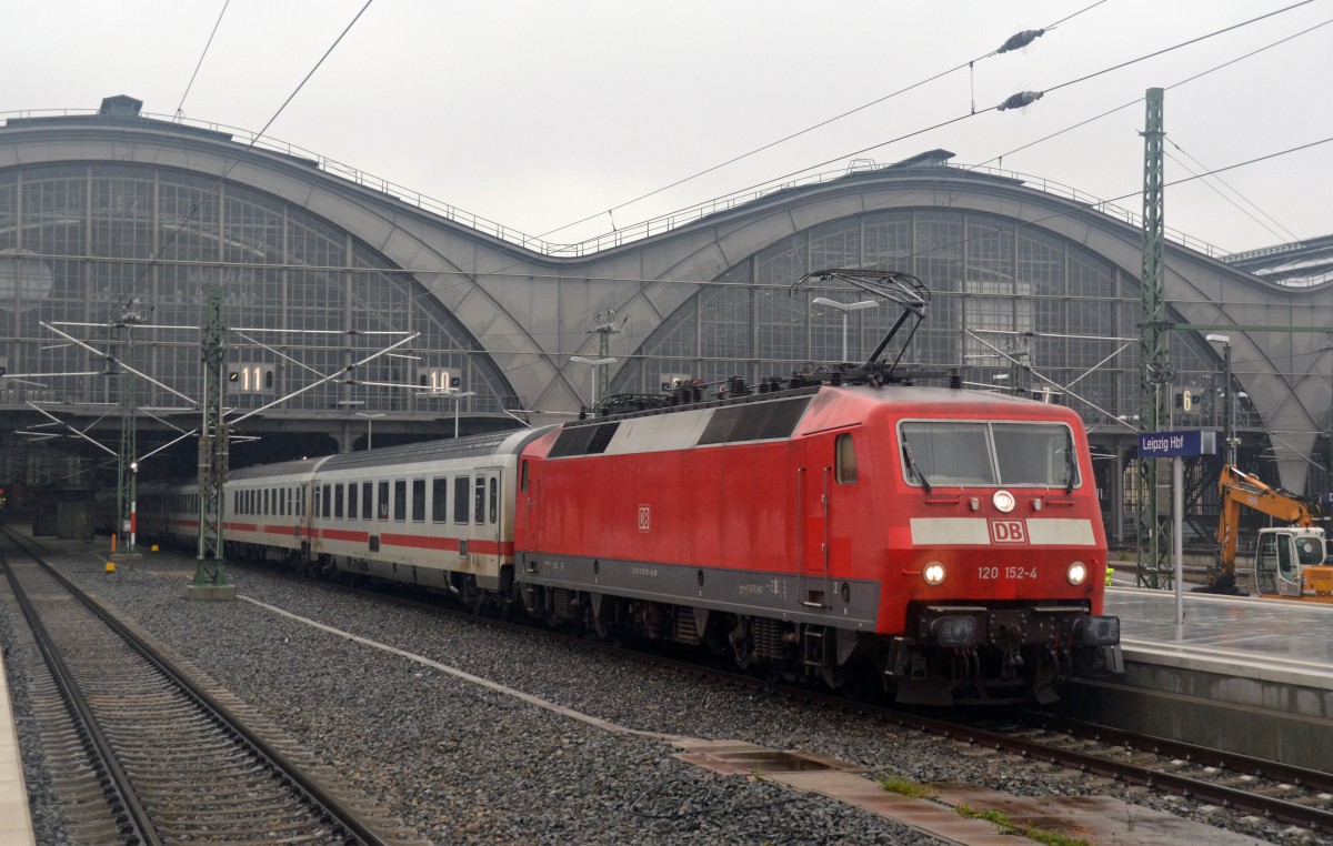 120 152 verlässt mit dem IC 2300 als führendes Fahrzeug am 13.10.15 den Leipziger Hbf.