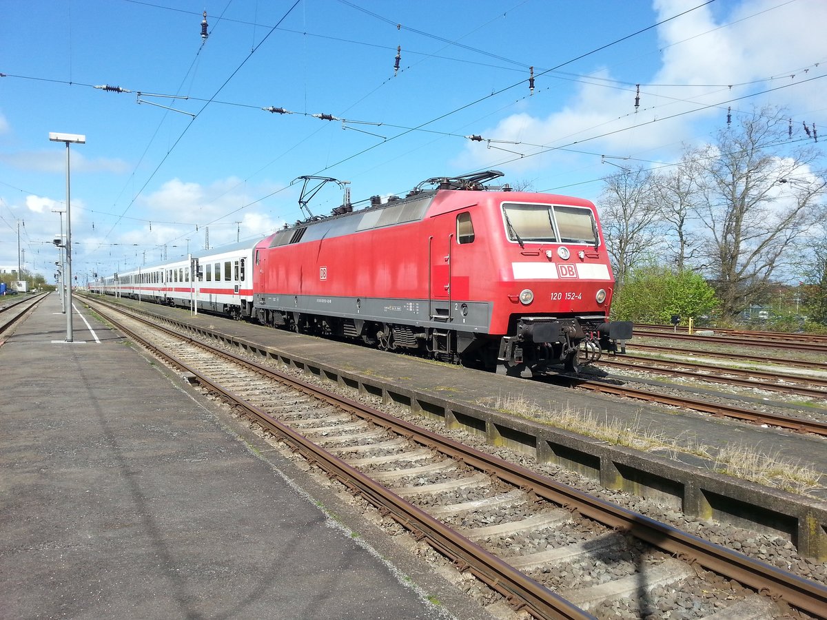 120 152 wartete am 17.04.2017, bei tollem Wetter, im Bahnhof Norddeich darauf in wenigen Minuten ihre IC-Garnitur im Bahnhof Norddeich Mole bereitzustellen.
 