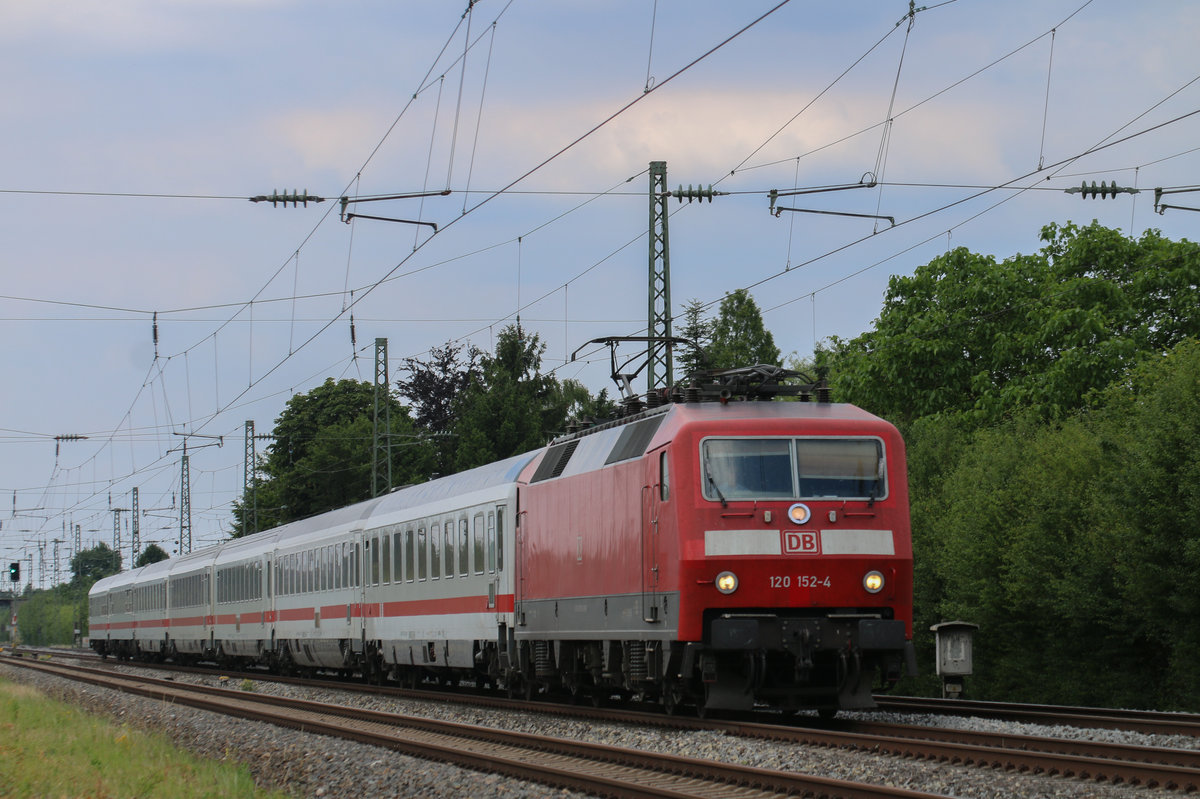 120 152 zog am 18.06.2017 den IC2203 durch Angermund gen Düsseldorf Hbf.