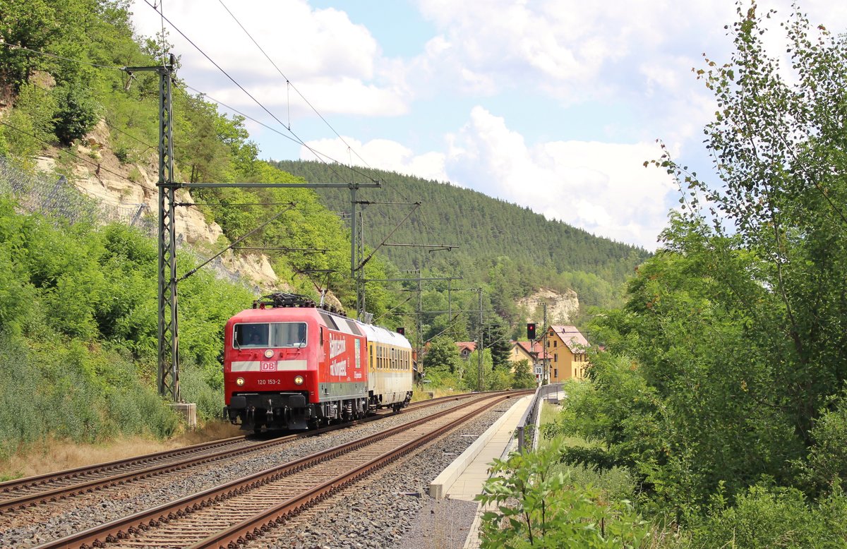 120 153-2 zu sehen mit einem Messwagen am 21.07.19 bei Remschütz.
