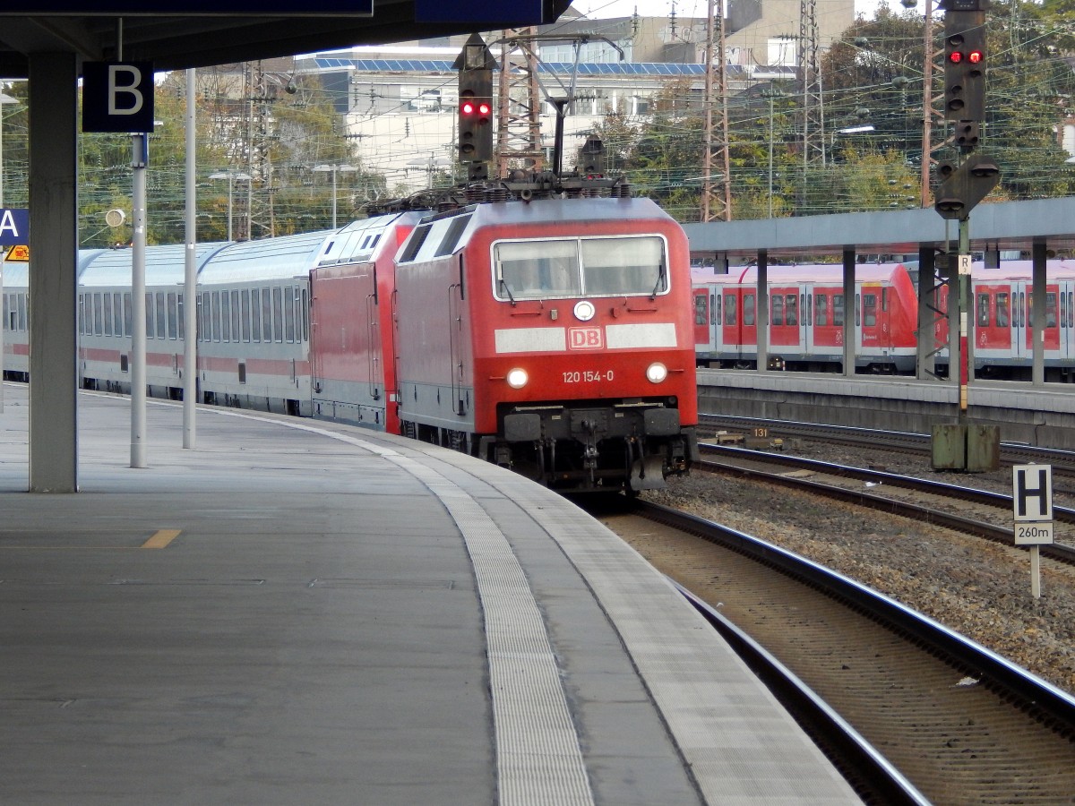 120 154-0 kommt mit einer kalten 101er und einem langen IC in den Essener HBF eingefahren und fährt danach weiter in Richtung Stuttgart.

Essen 02.11.2014