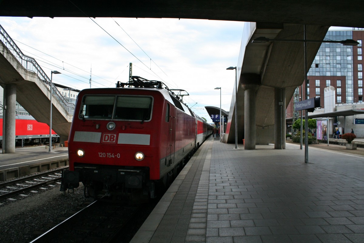 120 154-0 mit dem CNL 473 von Kopenhagen nach Basel SBB am Morgen des 24.05.14 beim Verlassen des Hauptbahnhofs von Freiburg im Breisgau.