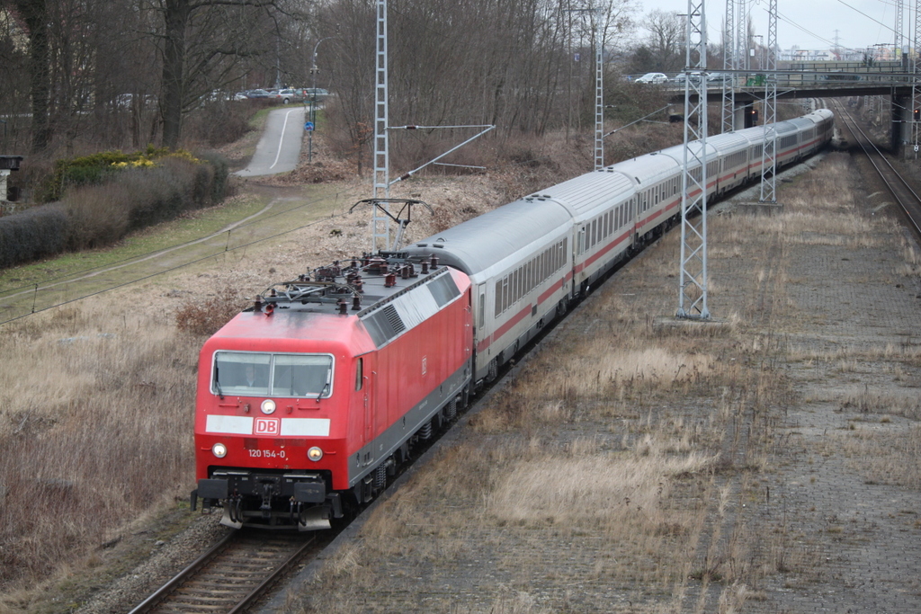 120 154-0 mit IC 2213(Binz-Stuttgart)bei der Durchfahrt im Haltepunkt Rostock-Kassebohm.25.02.2017.