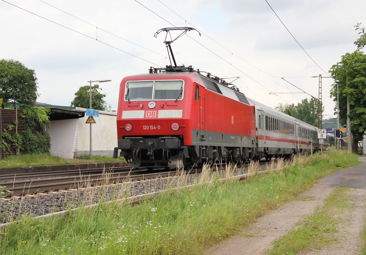 120 154-0 schiebend an einem IC in Richtung Bebra. Aufgenommen am 05.07.2013 in Ludwigsau-Friedlos.