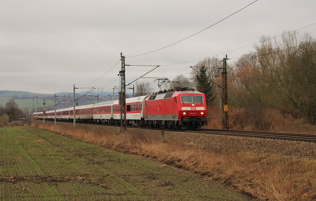 120 155-7 brachte am 07.03.17 wieder Schlafwagen nach Mukran. Hier ist der Zug in Remschütz zu sehen.