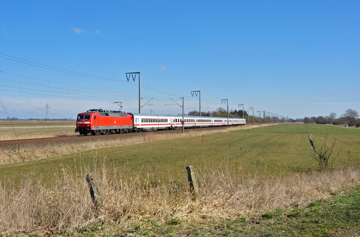 120 155-7 fuhr am 13.03.2015 mit dem IC 2204 von Köln nach Emden Außenhafen, hier bei Petkum.