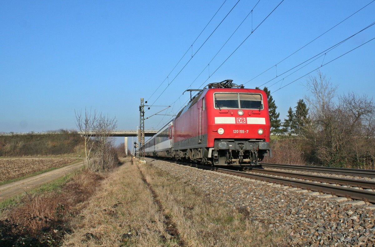 120 155-7 mit dem EC 9 auf der Weg von Hamburg-Altona nach Zrich HB am Nachmittag des 31.01.14 bei Hgelheim.