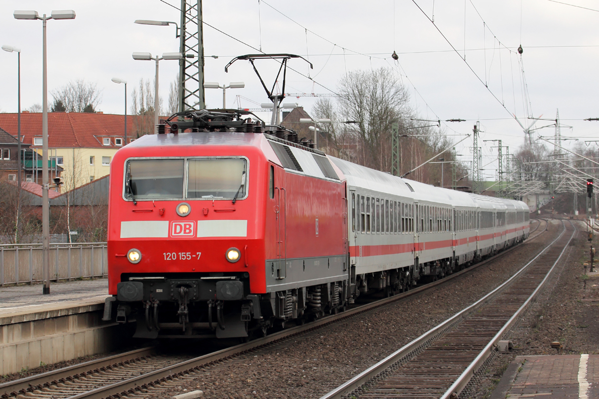120 155-7 mit IC 2009 nach Köln Hbf. bei der Einfahrt in Recklinghausen 3.4.2015
