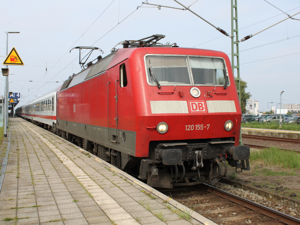 120 155-7 mit IC 2409 von Warnemnde nach Dsseldorf kurz vor der Ausfahrt im Bahnhof Warnemnde.13.09.2015