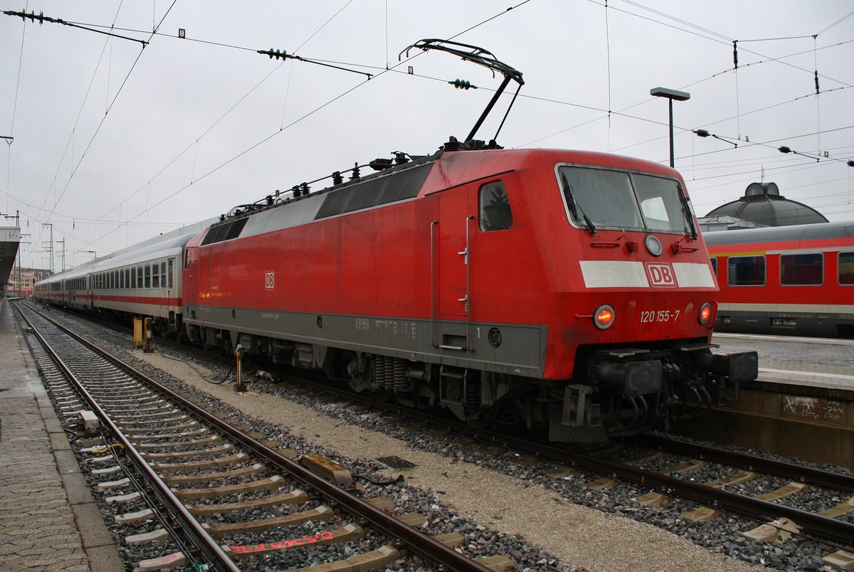 120 155-7 wartet am 28.12.2017 mit dem IC2160 von Nürnberg Hauptbahnhof nach Karlsruhe Hauptbahnhof im Startbahnhof auf Abfahrt.