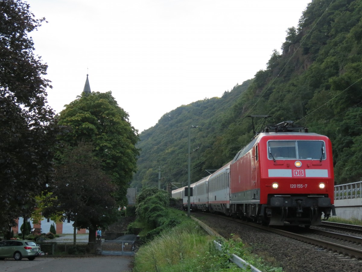 120 155 zog am 28.09.2014 den IC118 von Stuttgart nach Münster. Hier befindet sie sich gerade zwischen Bingen und Trechtingshausen. 