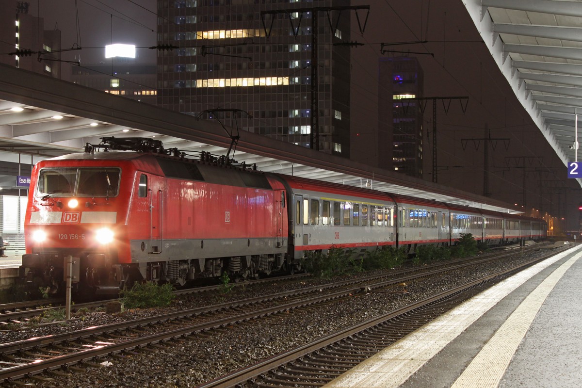 120 156 am 12.11.13 mit einem IC in Essen Hbf.