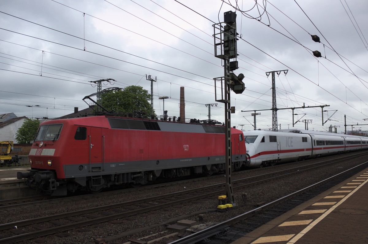 120 156 konnte am ersten Juni Tag im Jahre 2015 am Bahnhof Fulda mit dem 402 011 samt ICE1(!) Tz Uelzen gesichtet werden. 
Leider konnte ich den kompletten Triebzug nicht auf Bild bekommen, da ich schon am Bahnsteigende stand. Wenige Sekunden danach fuhr auch schon mein Zug ein, weshalb mir nur dieses Bild gelang. 