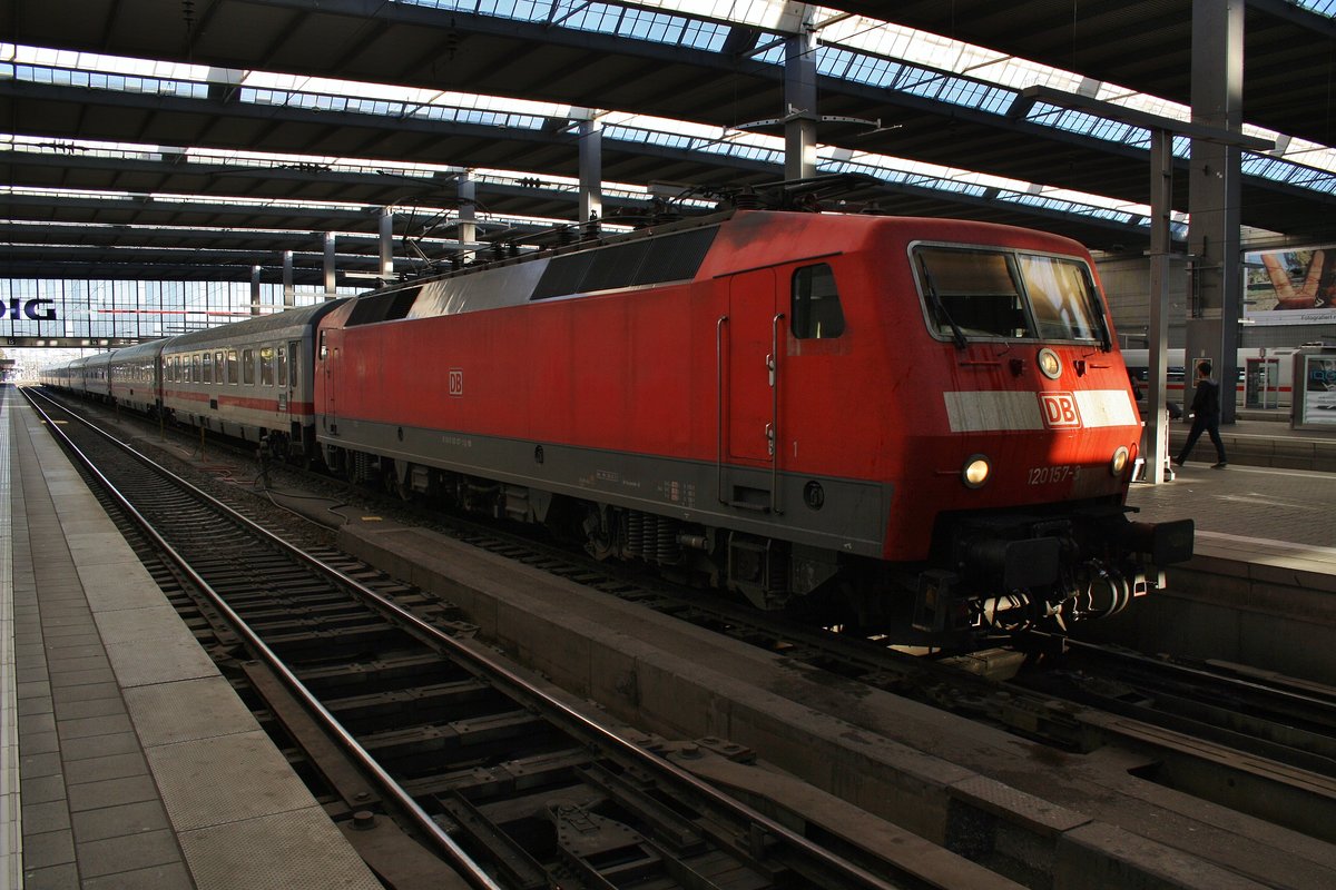 120 157-3 steht am 15.8.2017 mit dem IC2356 nach Rostock Hauptbahnhof im Münchener Hauptbahnhof bereit.