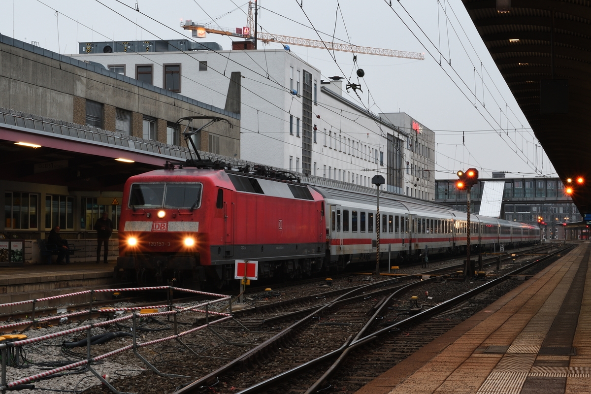 120 157 bespannt am 9. November 2018 IC 2166. Aufgenommen in Ulm Hbf.
