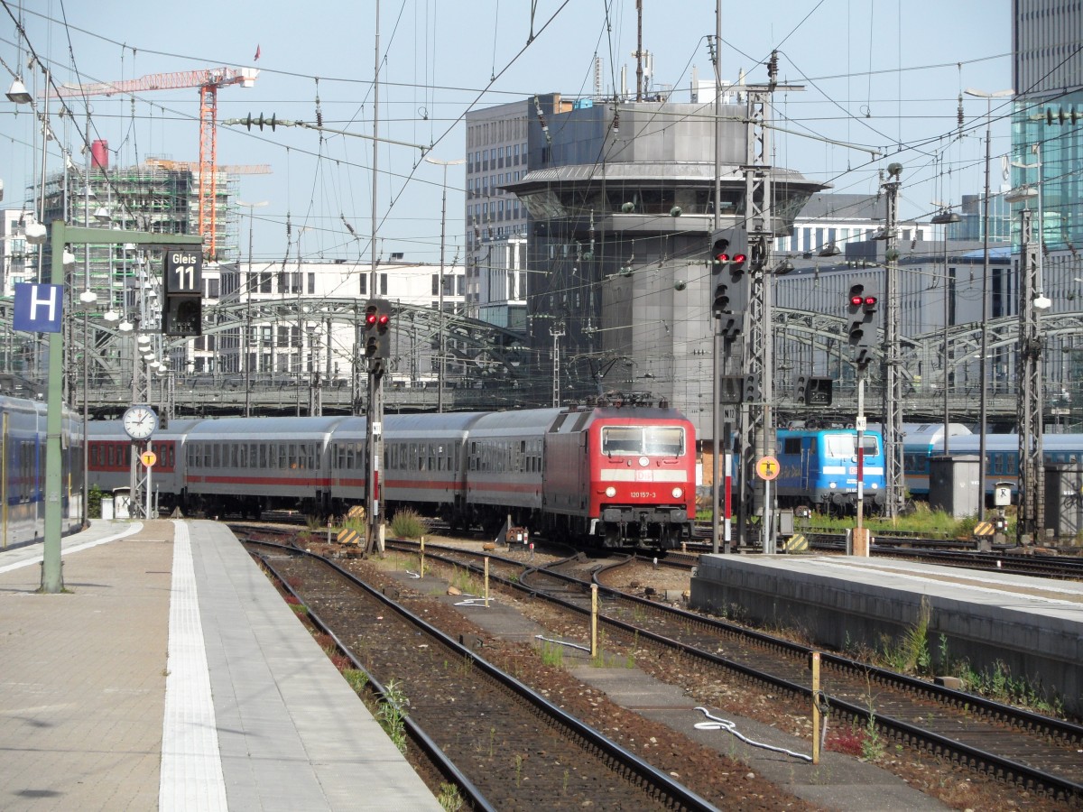 120 157 fuhr am 04.07.14 den CNL 40451 Paris/ 419 Amsterdam mit einer Verspätung von 120 Minuten in den Hauptbahnhof München ein.