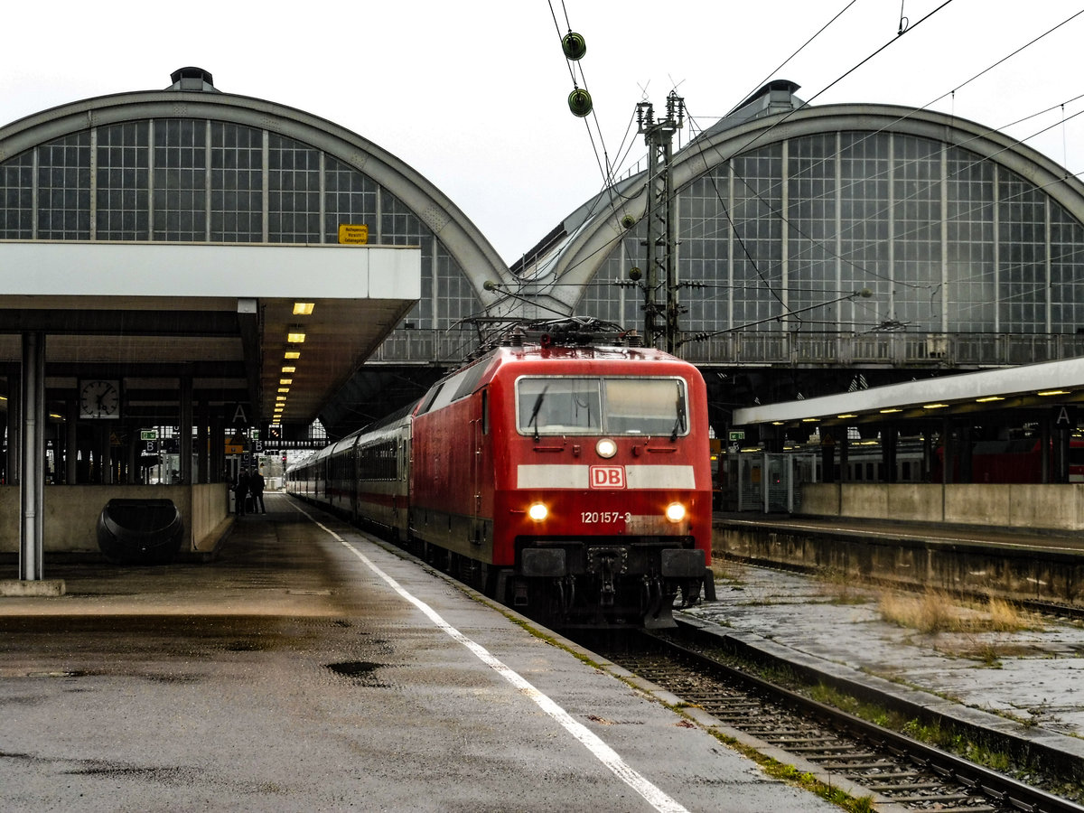 120 157 mit einem Intercity nach Nürnberg über Stuttgart im Karlsruher Hbf, Februar 2018