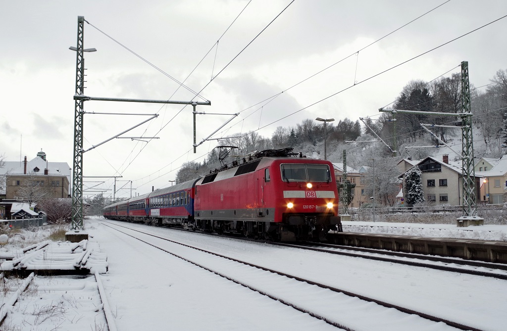 120 157 mit PF 2772 am 07.12.2013 in Kronach auf dem Weg nach Kronach.