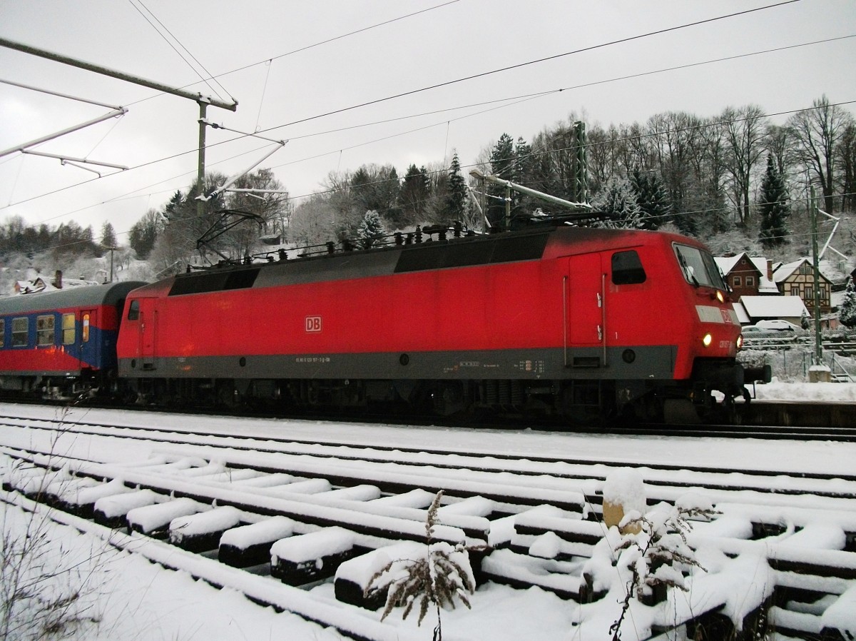 120 157 steht am 07.Dezember 2013 mit dem PF 2772 von N�rnberg nach Dresden im Bahnhof Kronach.