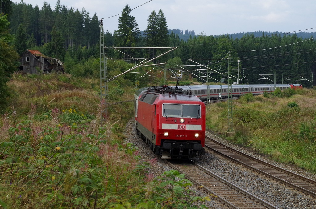 120 157 zieht am 13.09.2013 den IC 2207 bei Steinbach am Wald gen Kronach. 