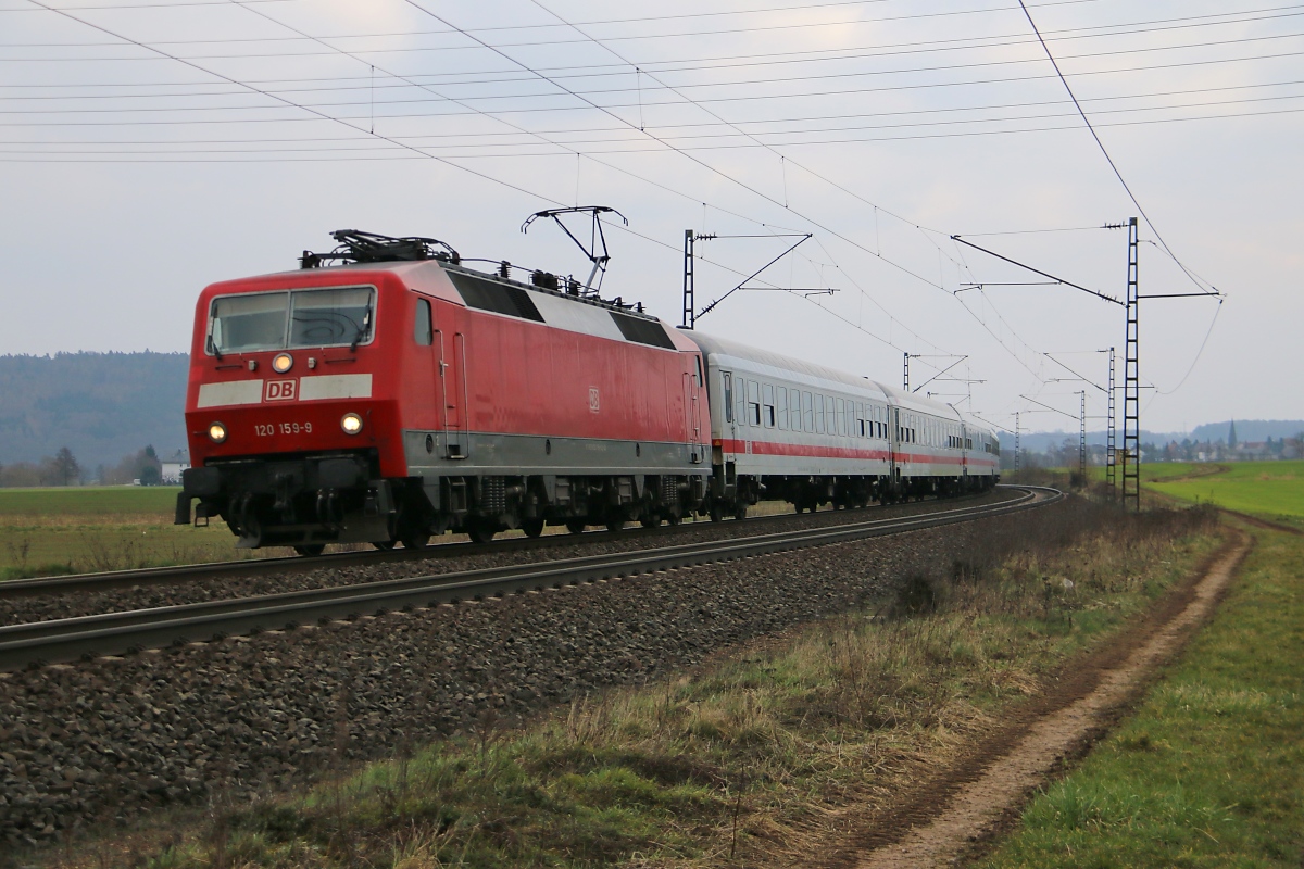 120 159-9 mit IC in Fahrtrichtung Bebra. Aufgenommen am 11.03.2016 zwischen Mecklar und Ludwigsau-Friedlos.