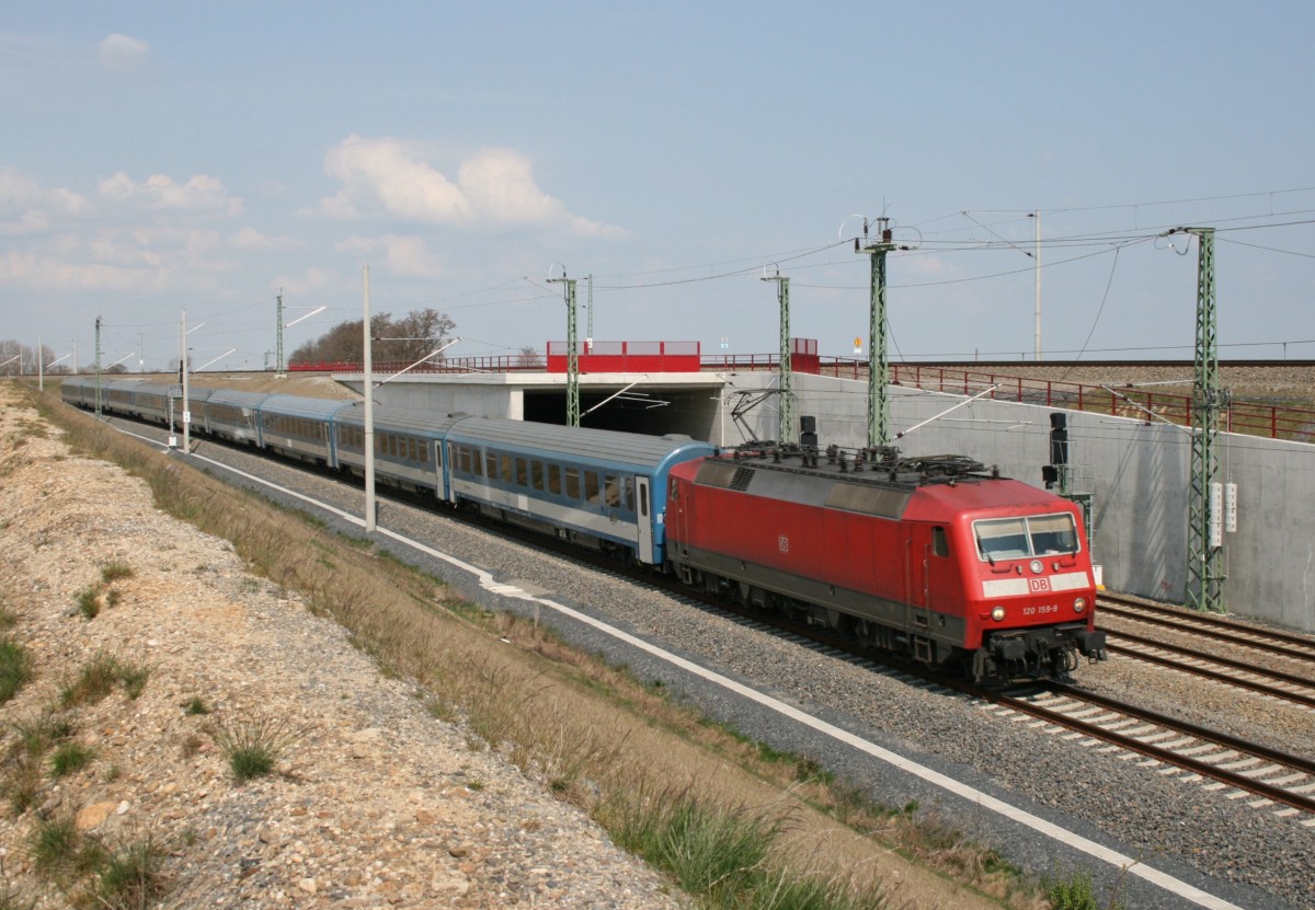 120 159 mit EC 175 (Hamburg-Altona–Budapest-Keleti pu) am 20.04.2012 in Kottewitz