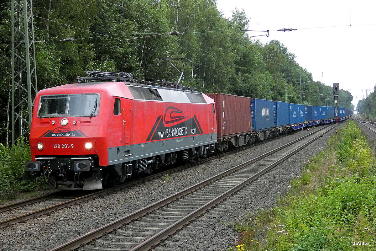 120 201 - 9 von Bahnlogistik 24 mit Containern am Haken bei der Durchfahrt in  Dülmen am 18.08.2021