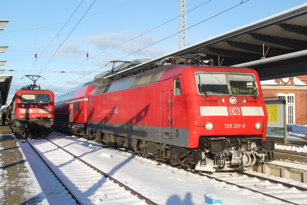 120 201-9 mit RE 1(Rostock-Hamburg)kurz vor der Ausfahrt im Rostocker Hbf.neben an standen noch die Rostocker 112 103-7 am Ende lief 114 040-9 mit.Aufgenommen am 29.12.2014