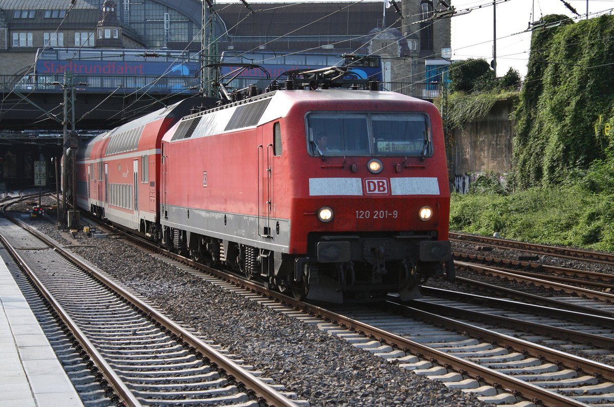 120 201-9 verlässt am 2.9.2017 mit dem RE1 (RE4304)  Hanse-Express  von Rostock Hauptbahnhof den Hamburger Hauptbahnhof in Richtung Norden.