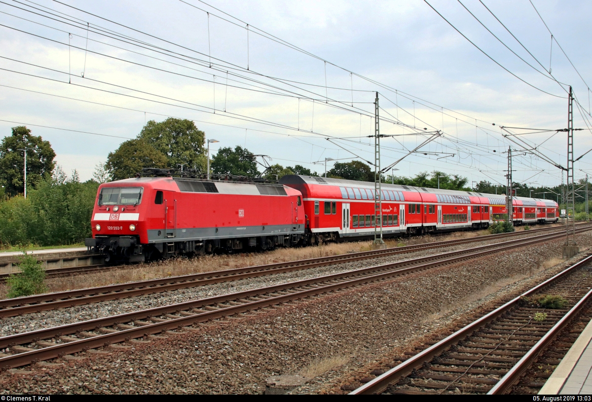 120 202-7 von DB Regio Nordost als RE 4308  Hanse-Express  (RE1) von Rostock Hbf nach Hamburg Hbf erreicht den Bahnhof Büchen auf Gleis 4.
[5.8.2019 | 13:03 Uhr]